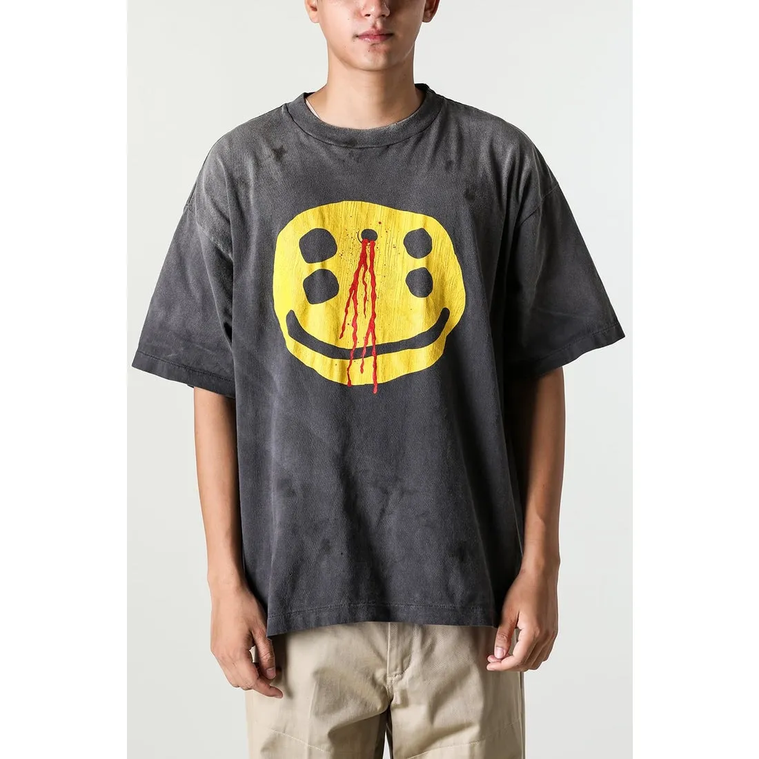 CACTUS PLANT FLEA MARKET x SAINT Mxxxxxx SMILE SS TEE/BLK CPFM co-branded model. Short-sleeved smiley face. Retro distressed TEE with four-eyed smile. Washed black S-XL. Look for the cylindrical fabric with no side seams. The open width is almost meaningless. Asut ready-made garments are dyed. The whole piece is sprayed and faded. The collar and cuffs are frayed. Many people hang it. Over-heavy work. Customized CPFM co-branded main mark/wash mark/with little angel for anti-counterfeiting